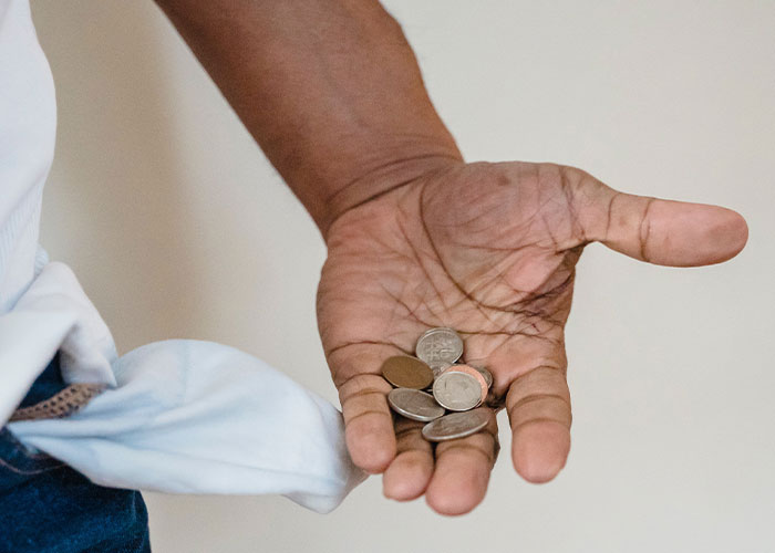 &ldquo;It&rsquo;s Cheaper To Pay With Cash&rdquo;: Customer Makes Cashier Regret Pushing Their Policy On Them