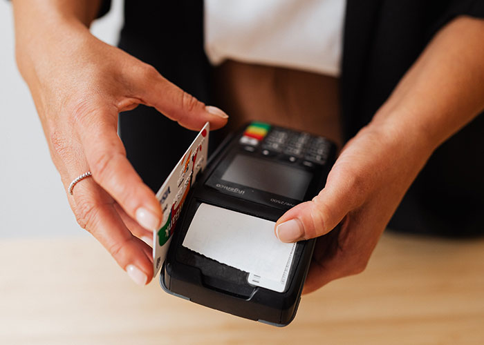 &ldquo;It&rsquo;s Cheaper To Pay With Cash&rdquo;: Customer Makes Cashier Regret Pushing Their Policy On Them