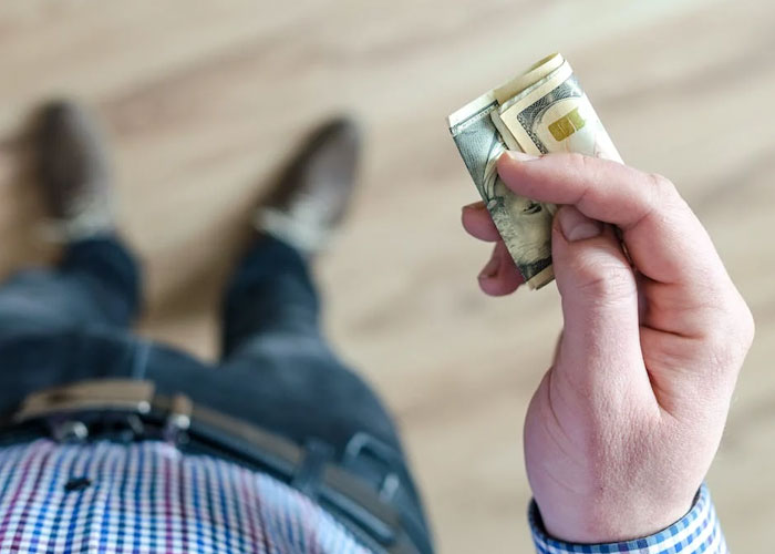 &ldquo;It&rsquo;s Cheaper To Pay With Cash&rdquo;: Customer Makes Cashier Regret Pushing Their Policy On Them