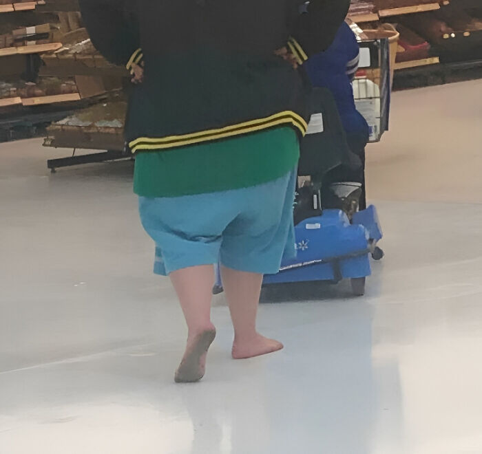 Por ahí va descalza