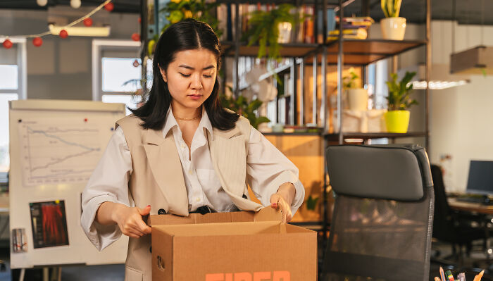 “Be Here 15 Minutes Before Your Shift Starts”: 30 Normalized Work Scams According To This Thread