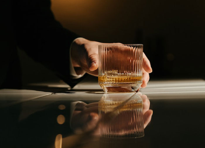 Man Finds A Brilliant Way To Embarrass Server Who Laughed At Him For Ordering A Pina Colada Man Finds A Brilliant Way To Embarrass Server Who Laughed At Him For Ordering A Pina Colada