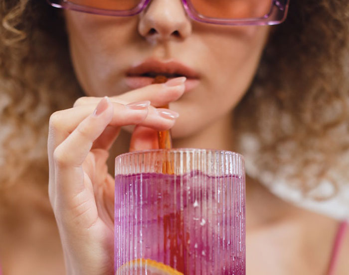 Man Finds A Brilliant Way To Embarrass Server Who Laughed At Him For Ordering A Pina Colada Man Finds A Brilliant Way To Embarrass Server Who Laughed At Him For Ordering A Pina Colada