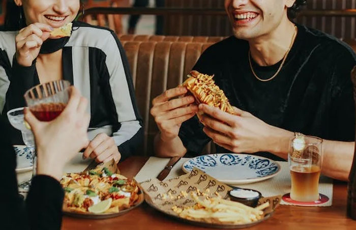Guy Disregards Dad’s Advice On Table Manners, Regrets It During A Dinner With His GF’s Family