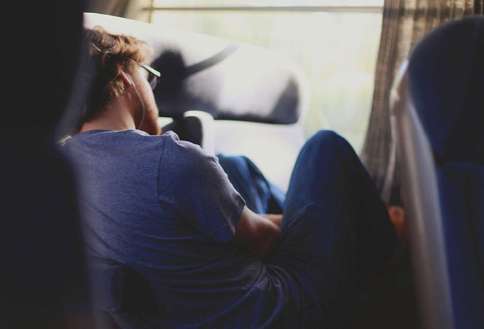 Man Keeps Hitting And Kicking Passenger&rsquo;s Seat, Doesn&rsquo;t See Revenge Coming