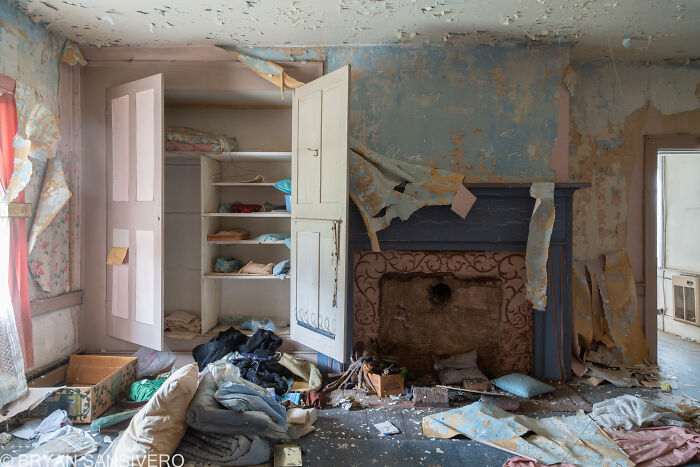 I Unearthed An Abandoned Residence Filled With Old Life-Size Mermaids With A Gruesome Backstory I Unearthed An Abandoned Residence Filled With Old Life-Size Mermaids With A Gruesome Backstory