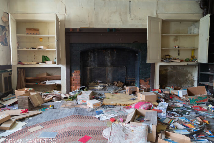 I Unearthed An Abandoned Residence Filled With Old Life-Size Mermaids With A Gruesome Backstory I Unearthed An Abandoned Residence Filled With Old Life-Size Mermaids With A Gruesome Backstory