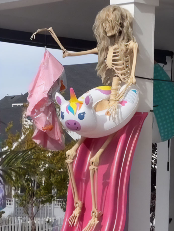 Utah Neighborhood Makes Barbie Fans Weep After Showing Its 'Barbieween' Decor