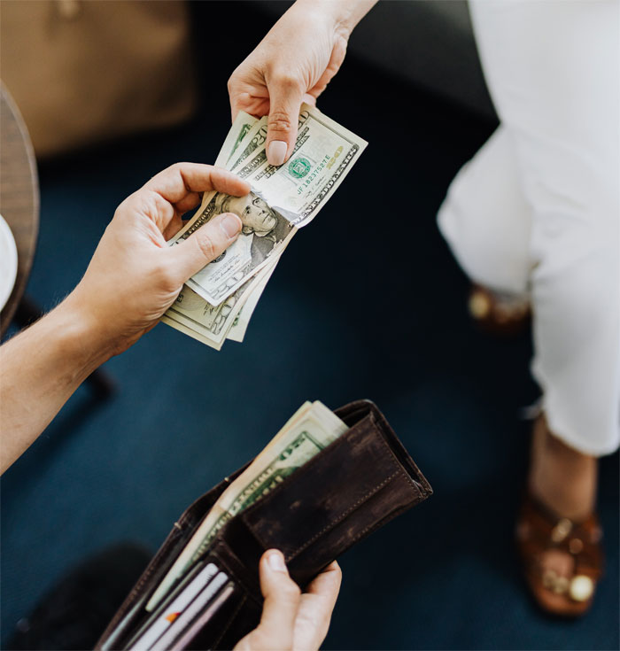 Woman Called A Jerk For Making Sure She'll Get Paid For Her Work By Keeping Pictures Until Then