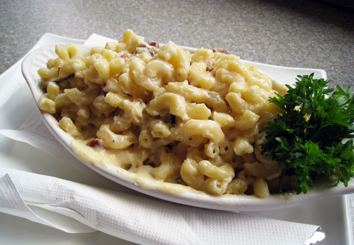 Creamy macaroni and cheese dish served with fresh parsley, illustrating a common cooking fail shared by online community forum users.
