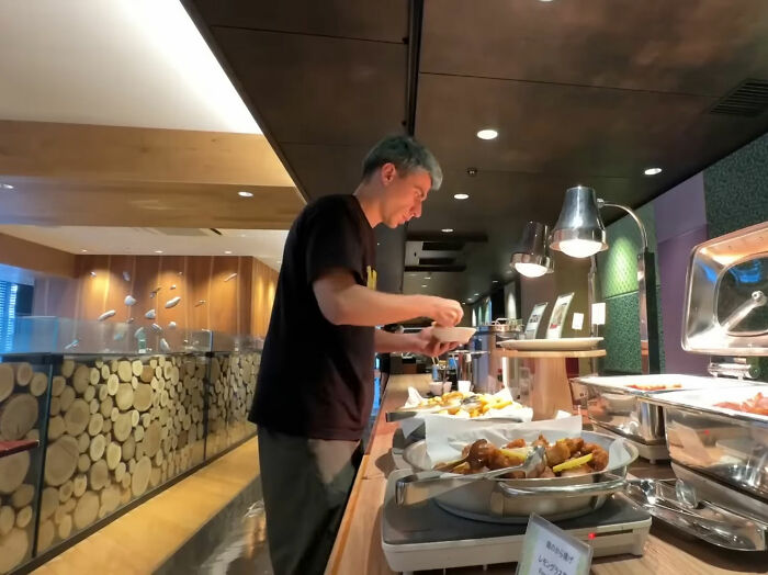 People Call For YouTuber&rsquo;s Arrest In Japan After &ldquo;Dodging Train Fares And Stealing Food&rdquo;