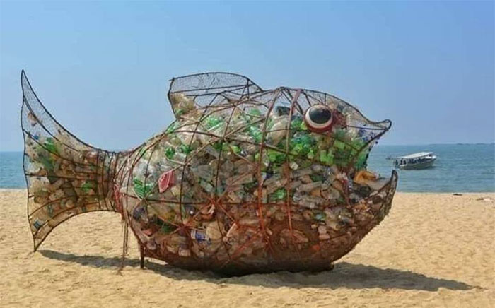 Instead Of Placing Garbage Cans Around This Beach, The City Made A Giant See-Through Fish With The Words "Goby Loves Plastic, Please Feed Him"