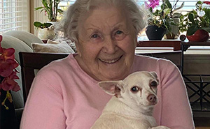 «Gucci trajo alegría a la casa»: Una mujer de 100 años adopta a un perro de 11 años que nadie quería