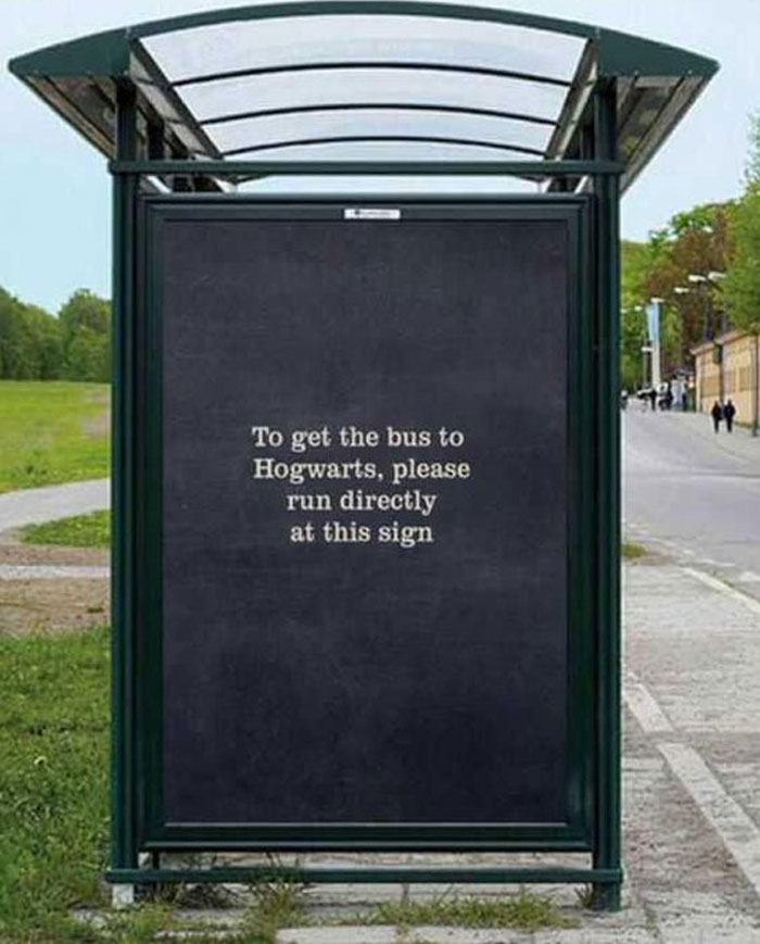 Para coger el autobús a Hogwarts, por favor, corra directamente hacia este cartel