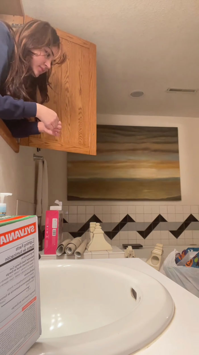 People Urge Woman To Call The Police Upon Discovering Secret Room Painted With Kids&rsquo; Handprints