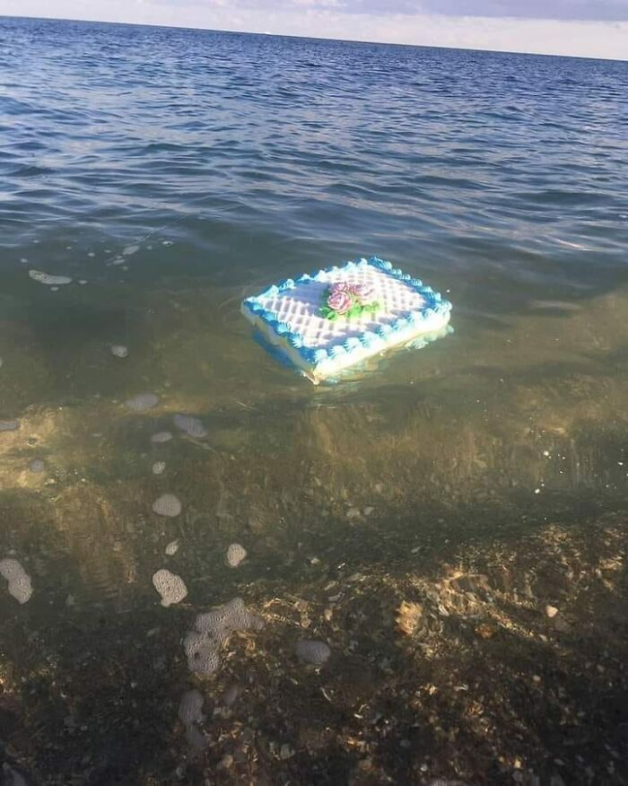 50 Weird Images That Need No Context Whatsoever To Be Hilarious, As Seen On This FB Page