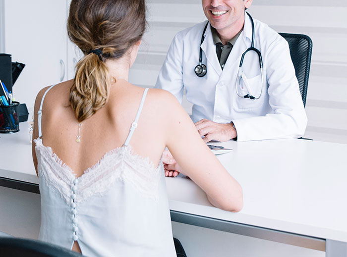 Woman Embarrasses Surgeon In Front Of Med Students For Disregarding Her Because He Knows Better Woman Embarrasses Surgeon In Front Of Med Students For Disregarding Her Because He Knows Better