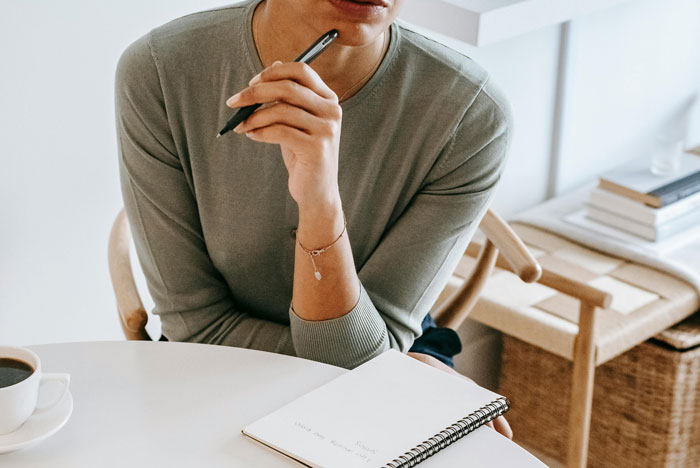 "Qué cosa más rara para decir en público": Esta coach de límites está enseñando a la gente frases para usar en cualquier situación