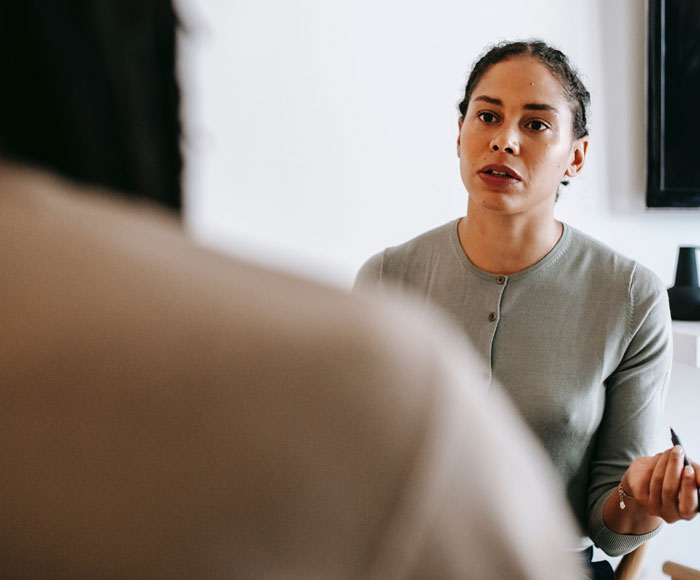 "Qué cosa más rara para decir en público": Esta coach de límites está enseñando a la gente frases para usar en cualquier situación