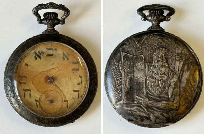 Antigo relógio de bolso com design complexo e algarismos hebraicos, relacionado aos artefatos do Titanic.