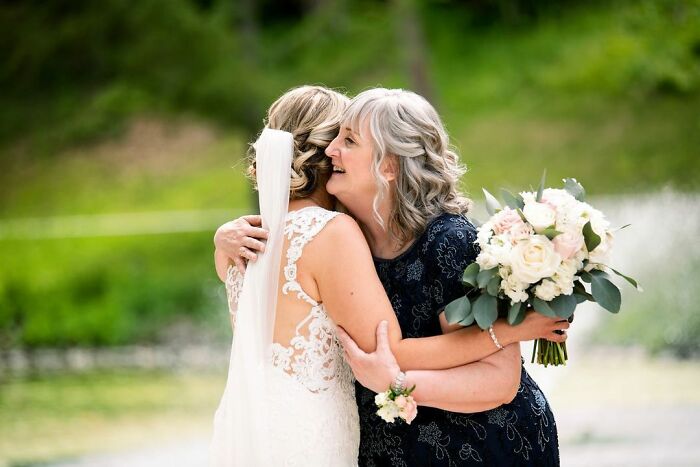 Sisters&rsquo; Hilarious Confessions To Late Mom Win The Internet