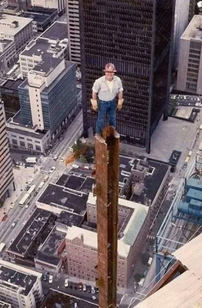 Foto de un albañil durante la construcción de la Torre Columbia, Seattle, 1984