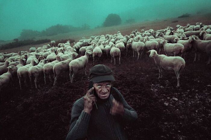 Decisive Moments Magazine Continues To Showcase Fascinating Moments Captured By Street Photographers (50 New Pics)