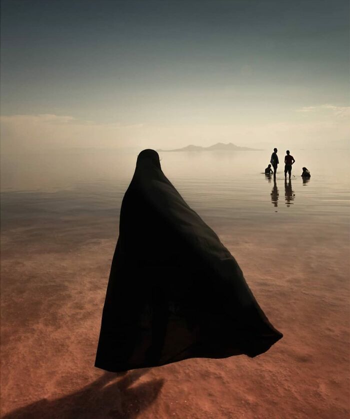 Decisive Moments Magazine Continues To Showcase Fascinating Moments Captured By Street Photographers (50 New Pics)