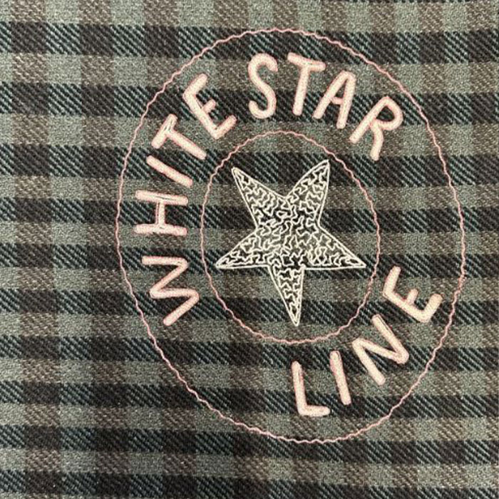 Logotipo bordado da White Star Line em tecido xadrez da era Titanic.