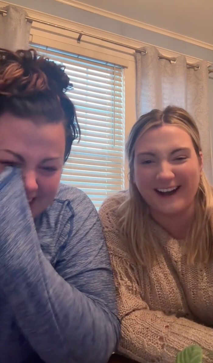 Sisters&rsquo; Hilarious Confessions To Late Mom Win The Internet