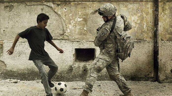 Decisive Moments Magazine Continues To Showcase Fascinating Moments Captured By Street Photographers (50 New Pics)