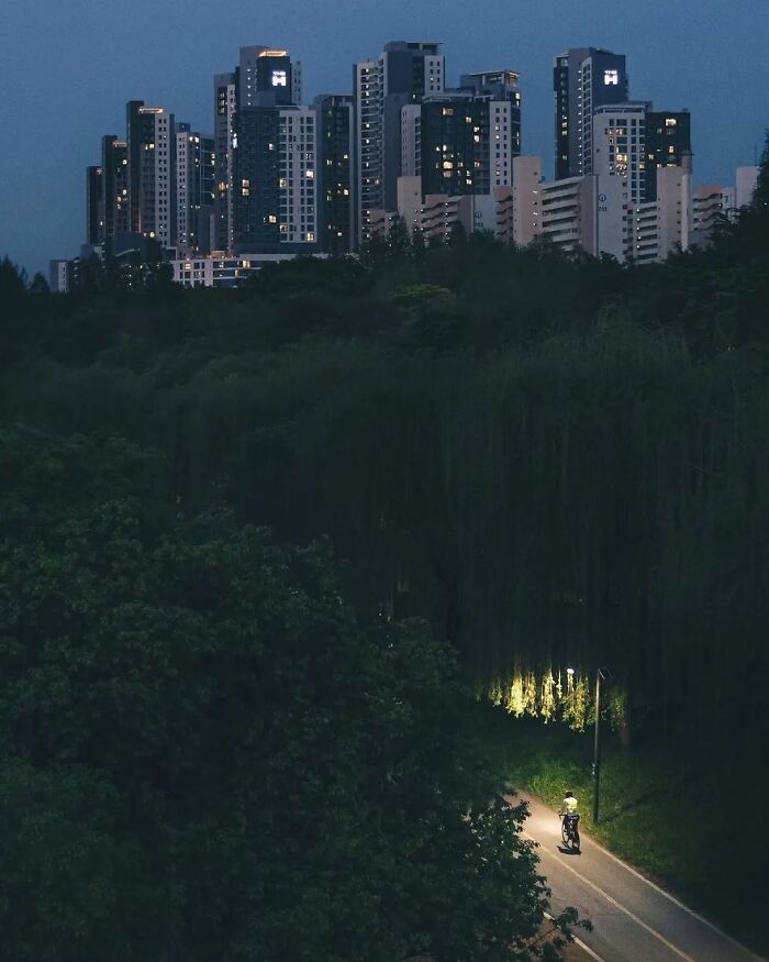 Decisive Moments Magazine Continues To Showcase Fascinating Moments Captured By Street Photographers (50 New Pics)