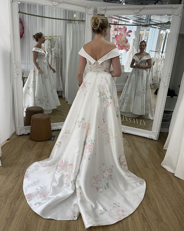 A Woman&rsquo;s Wedding Dress Shopping Goes Viral As People Notice Something Is Off With Her Photo