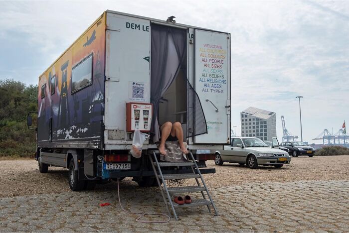 30 Funny Accidental Images That Were Taken At The Right Time And Place By This Street Photographer