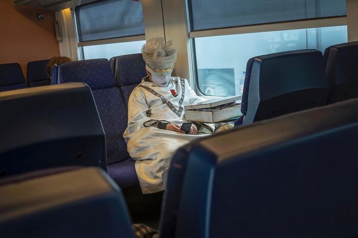 30 Funny Accidental Images That Were Taken At The Right Time And Place By This Street Photographer