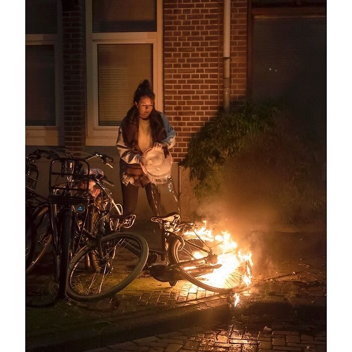 30 Funny Accidental Images That Were Taken At The Right Time And Place By This Street Photographer