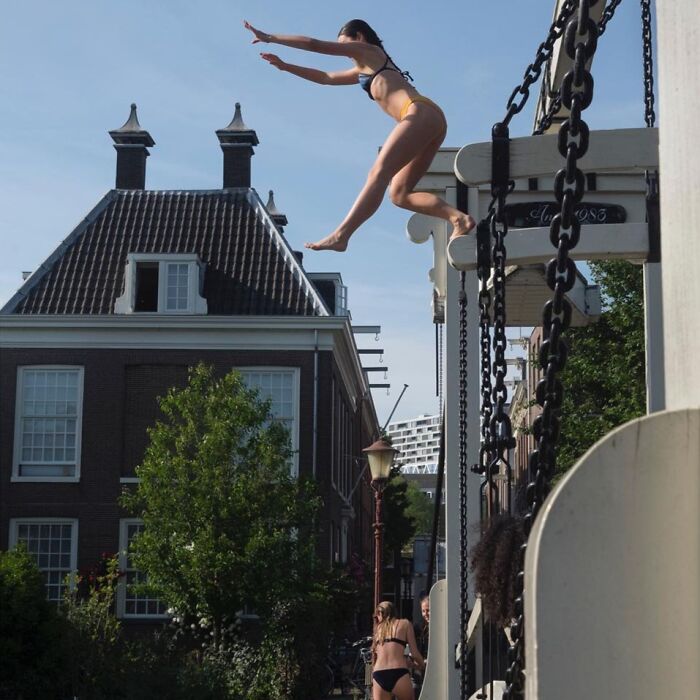 30 Funny Accidental Images That Were Taken At The Right Time And Place By This Street Photographer