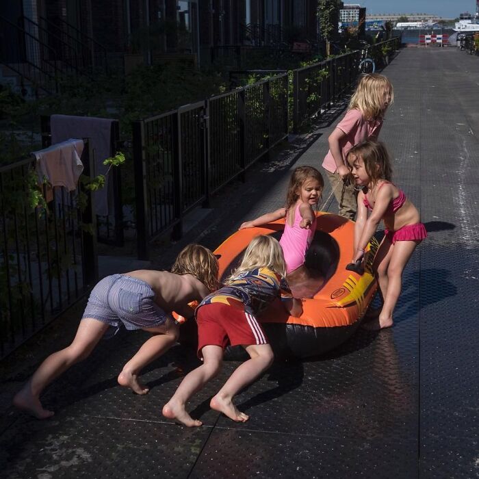 30 Funny Accidental Images That Were Taken At The Right Time And Place By This Street Photographer