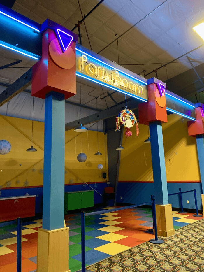 Stumbled Upon A Roller Skating Rink In Upstate New York Called Skate Time 209 Which Looks Like It Has Not Been Redecorated Since The 90s - But Was In Perfect Condition Inside! What A Relic Of A Place