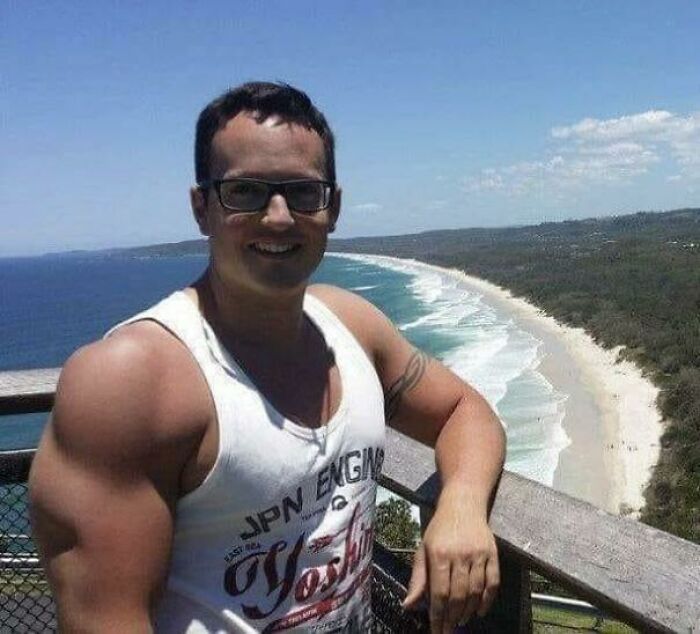 When You Skip Left Arm Day On Photoshop?