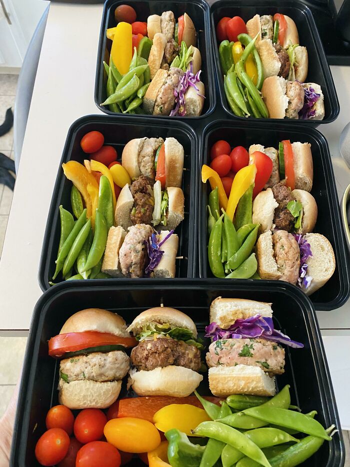 Si tienes pequeñas sobras, el pan de perritos caliente viene genial para hacer bocaditos