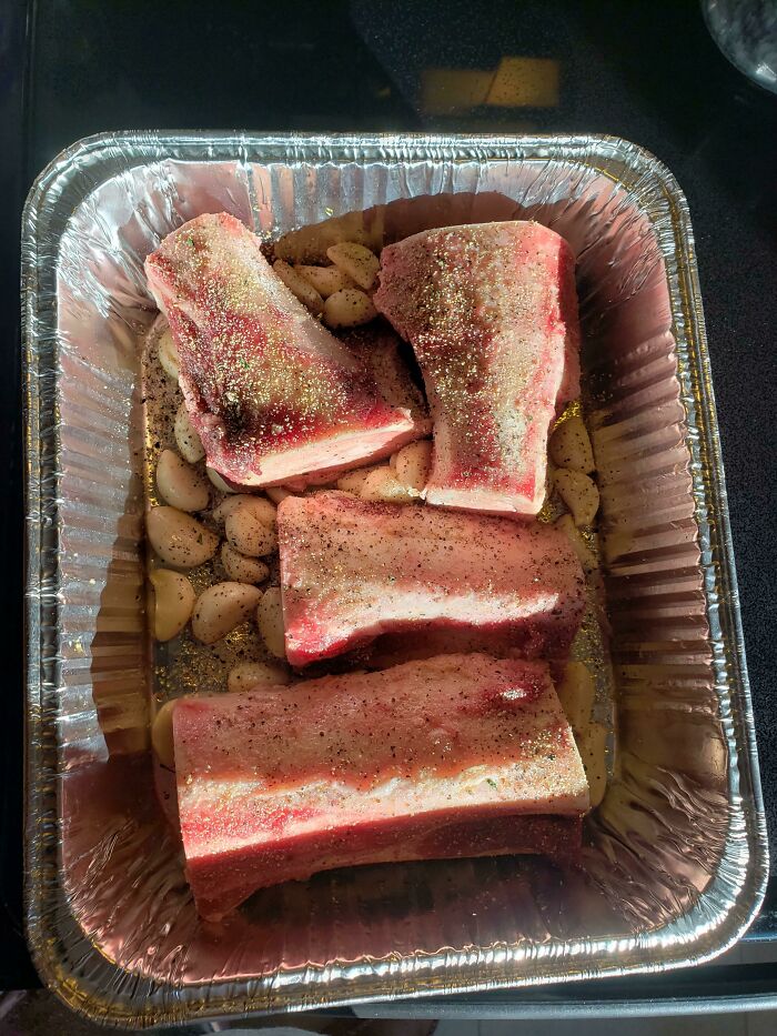 Mete en el horno los huesos con ajo antes de usarlos para hacer sopas y salsas, en 25 minutos harán maravillas