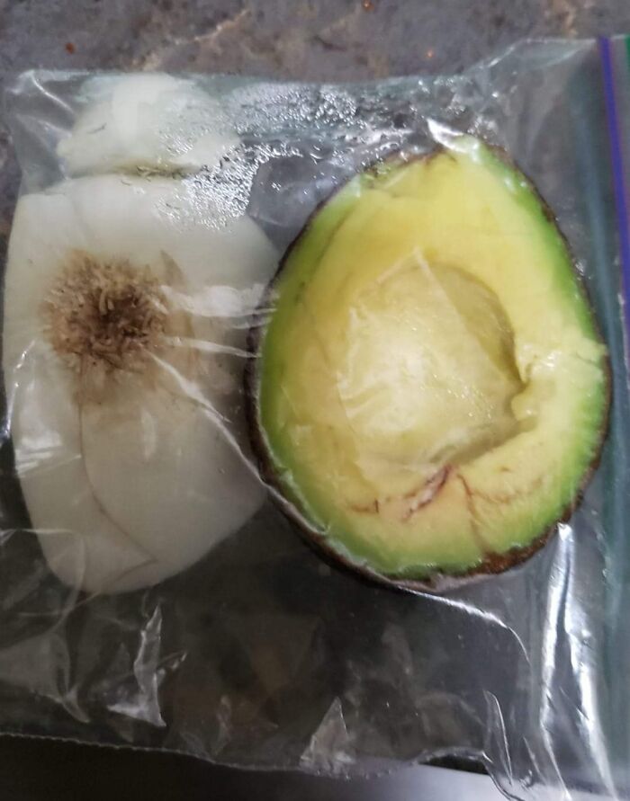 Si guardas los aguacates con la cebolla en la nevera, se mantiene fresco más tiempo