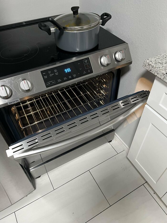 The Oven In My Airbnb Can’t Open Past This Point Due To The Rest Of The Kitchen Counter Blocking It