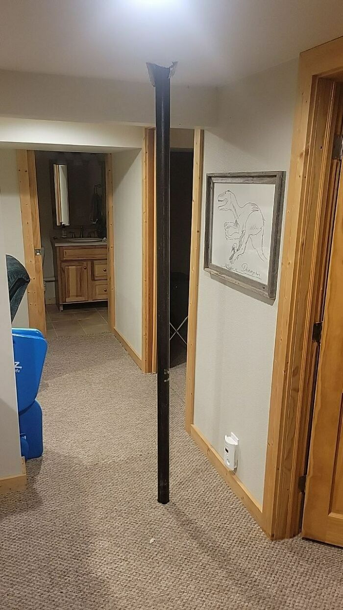 Esta barra ha atravesado el techo de la casa