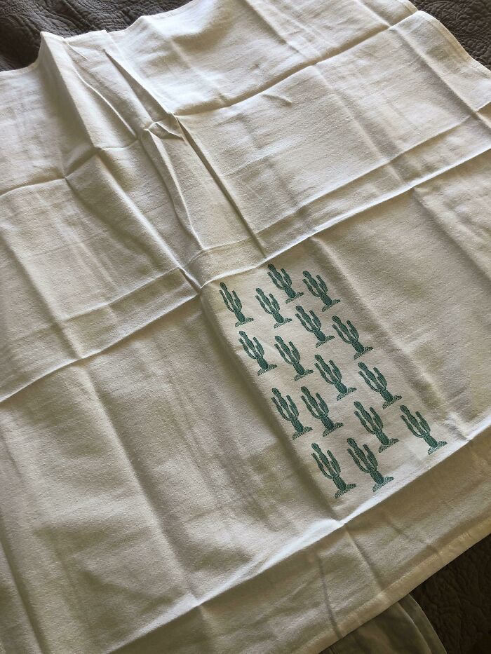 Este paño de cocina que solo tiene estampado en la parte que se veía en el embalaje