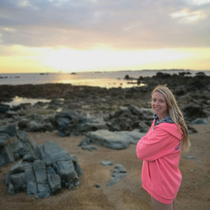 A Woman&rsquo;s Wedding Dress Shopping Goes Viral As People Notice Something Is Off With Her Photo