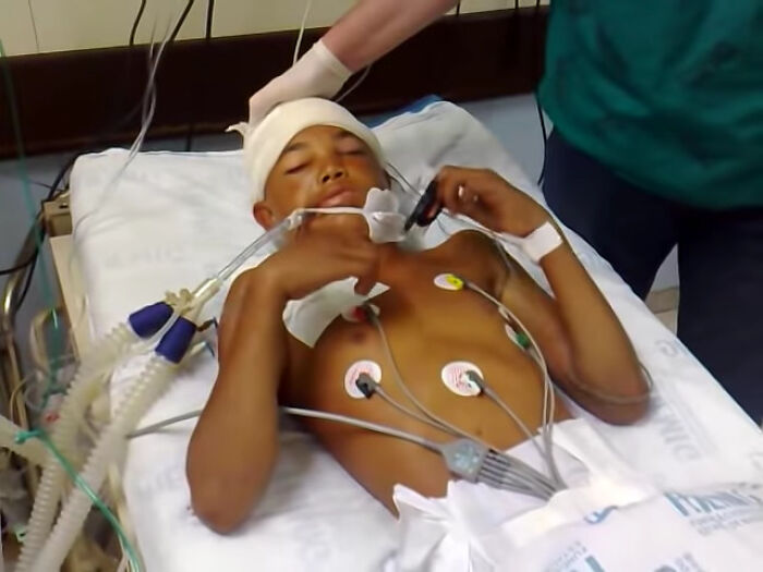 Someone Asked “What Happens In Hospitals That’s Hidden?”, And 30 HC Workers Delivered