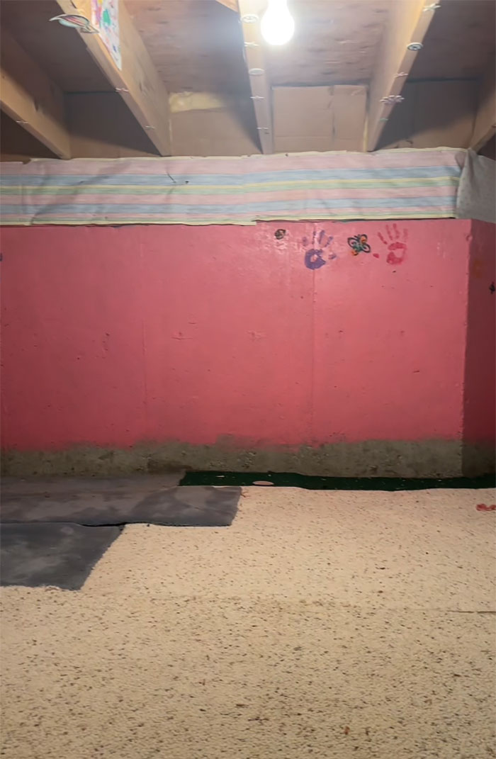 People Urge Woman To Call The Police Upon Discovering Secret Room Painted With Kids&rsquo; Handprints