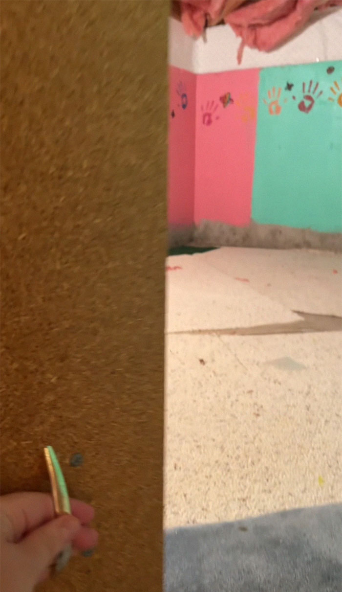 People Urge Woman To Call The Police Upon Discovering Secret Room Painted With Kids&rsquo; Handprints